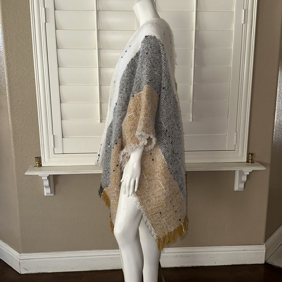 Marcus Adler Ruana Marigold O/S - Picture 4 of 13